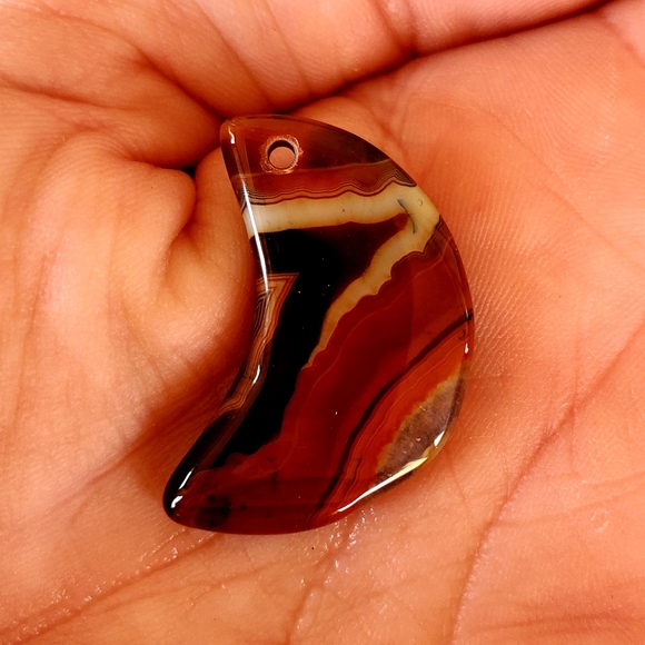 New Red Stripes Onyx Agate Crescent Moon Pendant. - Picture 8 of 10